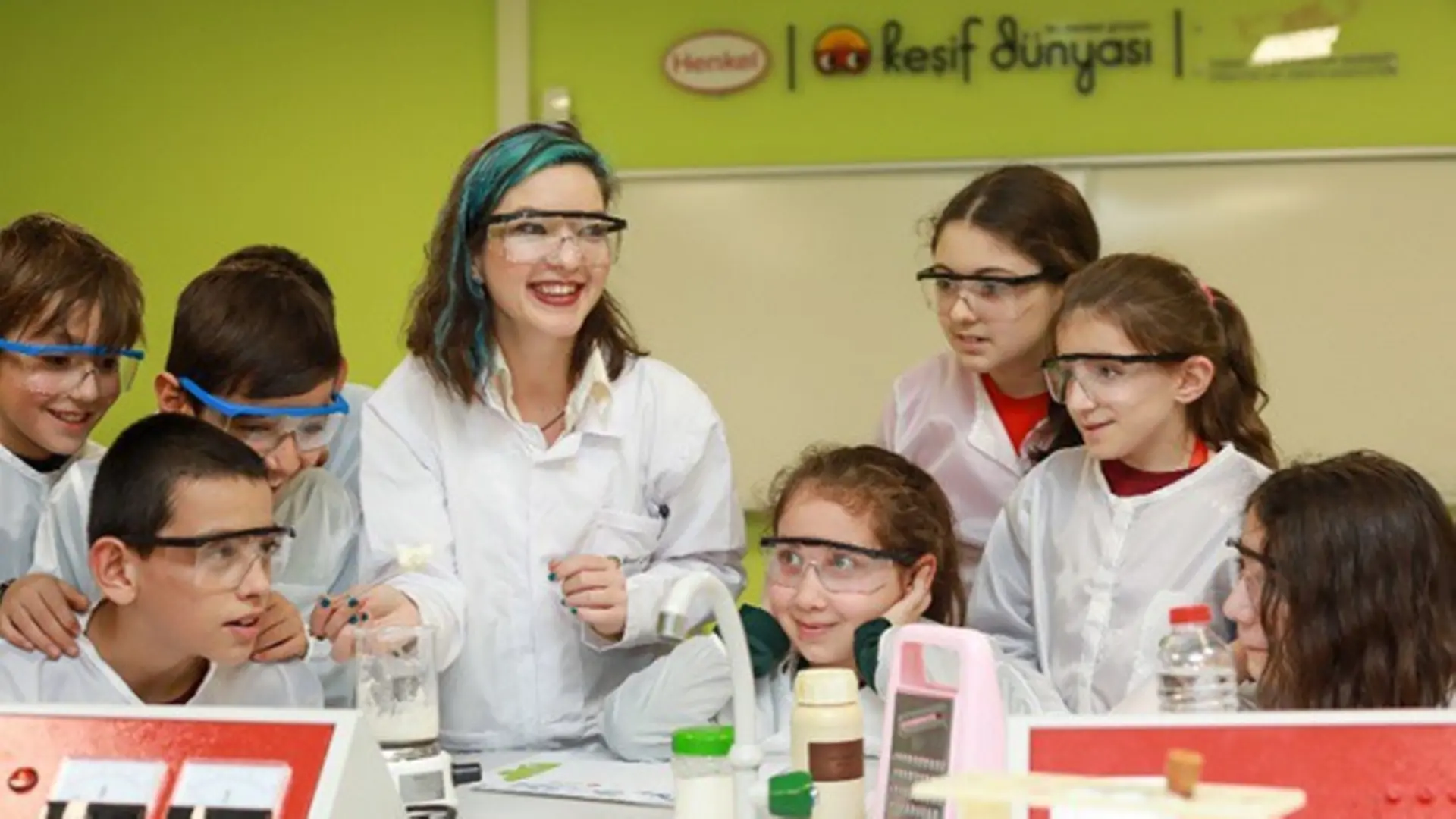 mujer con seis hijos en batas de laboratorio